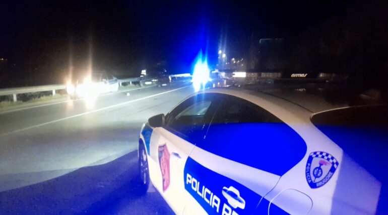 Tre mjete përplasen me njëra-tjetrën, humb jetën një 19-vjeçar, dy të plagosur