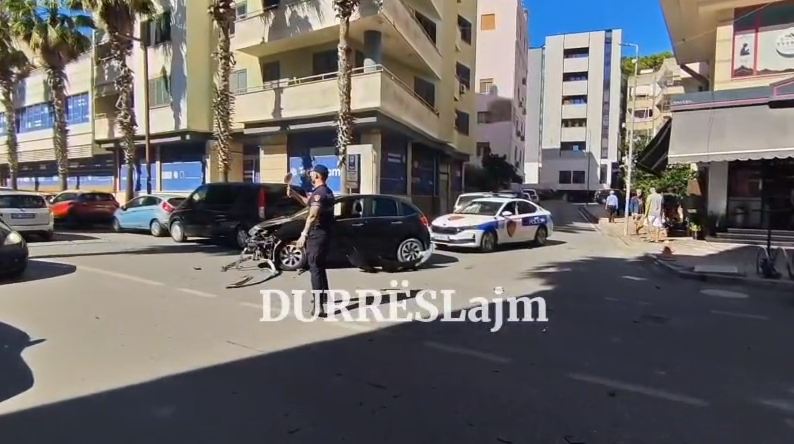 Makina përplaset me motorin në rrugën “Taulantia”, motoristi pëson dëmtime të shumta (VIDEO)