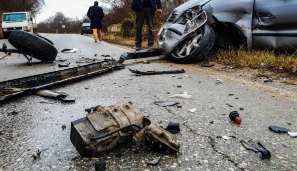 I mori pa leje makinën babait dhe aksidentohet, humb jetën 16-vjeçari, plagoset shoku i tij