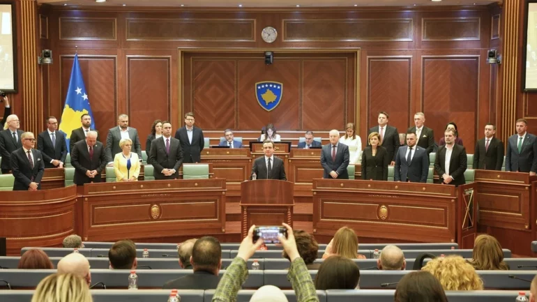 Albin Kurti prezanton emrat për kabinetin e ri qeveritar të Kosovës