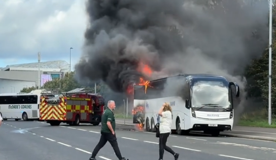 Autobusi me tifozë merr flakë pas ndeshjes