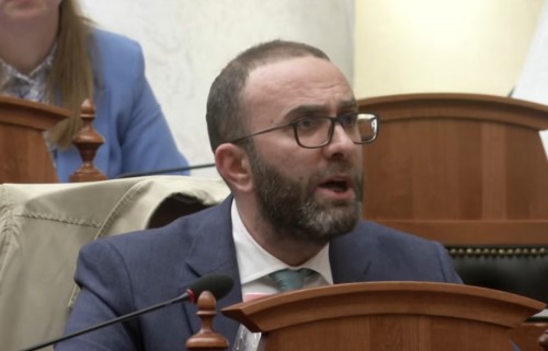 “Vlora Hyseni në shërbim të Ergys Agasit” – Gazment Bardhi e paralajmëroi nga foltorja e Kuvendit që më 4 qershor (VIDEO)