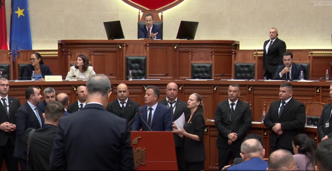 Sërish tensione në Parlament, Noka bllokon Foltoren, deputetët e tjerë i bien tavolinave! Ndërpritet sërish seanca