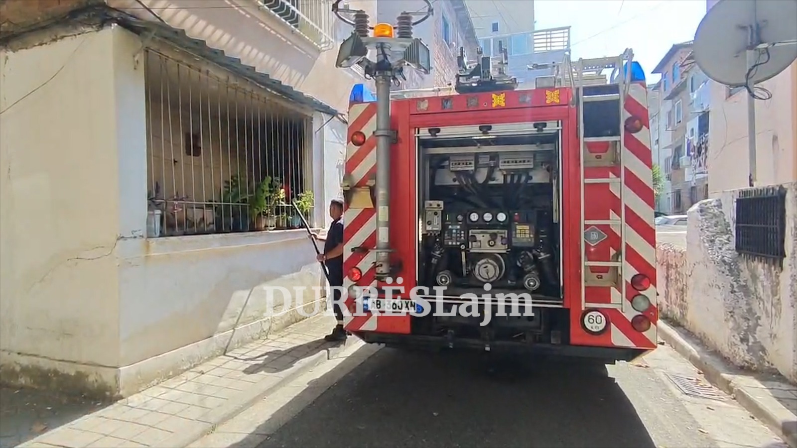 Merr flakë bombola në një apartament në lagjen nr.18, e moshuara shpëton në kohë falë ndërhyrjes së zjarrfikëseve (VIDEO)