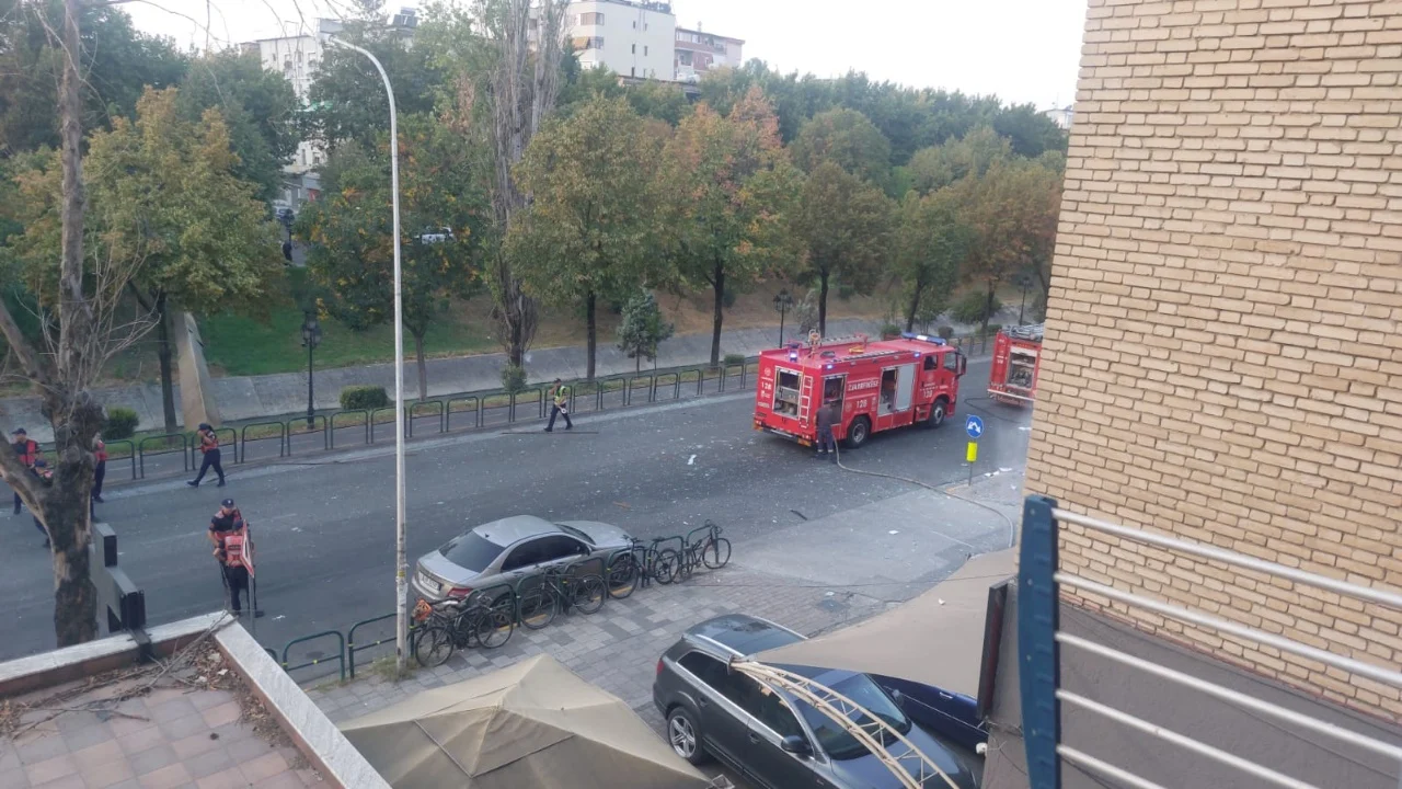 Shpërthim i fuqishëm në një karburant në zonën e Brrylit, mbeten të plagosur punonjësit. Shembet një godinë njëkatëshe