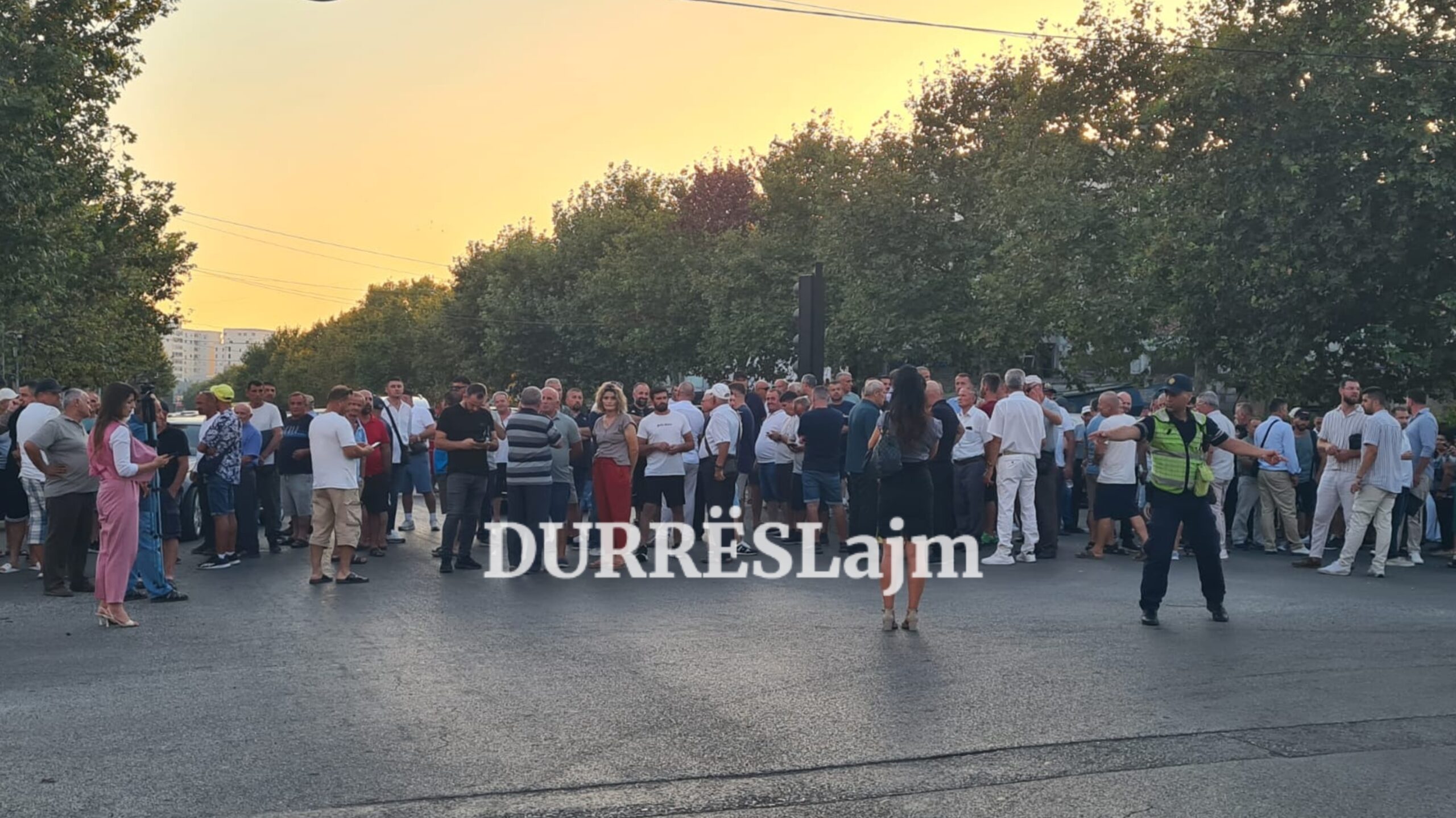 Protesta e banorëve, bllokohet qarkullimi në rrugën “Vllazërimi” në Durrës (Video)