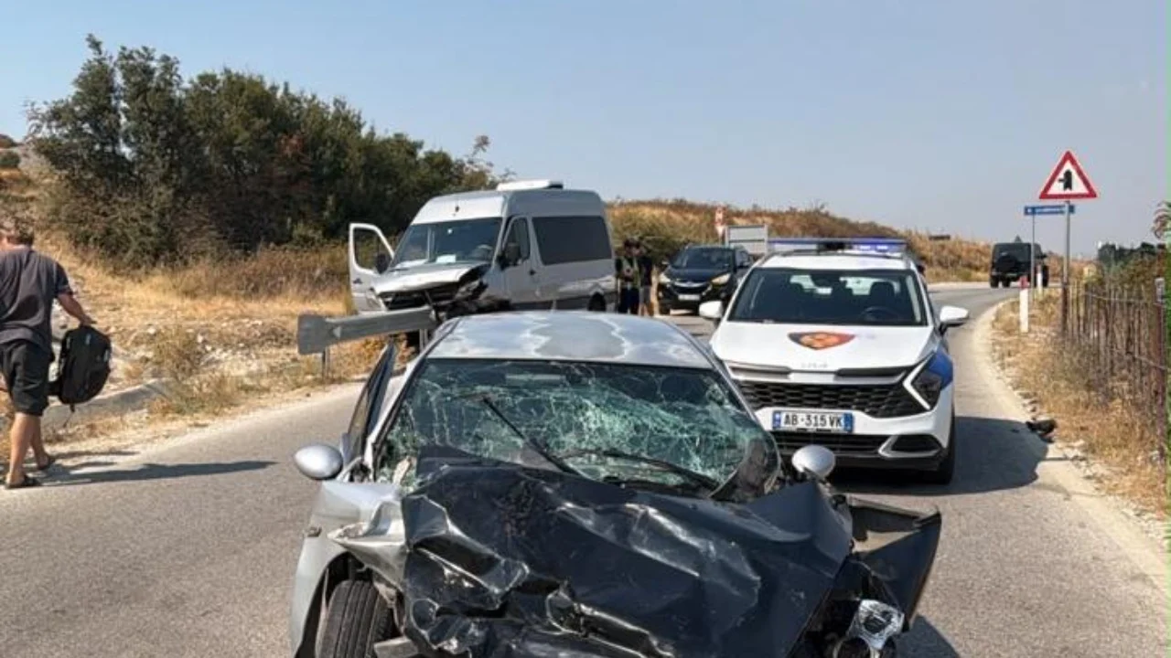 Përplasen automjeti dhe furgoni , 6 persona të lënduar