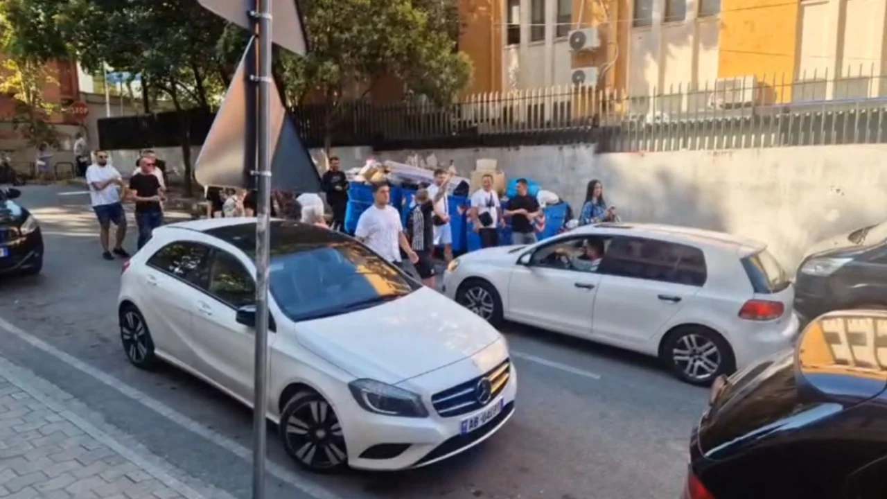 “Lironi çunat!”/ Mbështetësit e protestuesve të arrestuar mblidhen para Gjykatës Penale të Tiranës