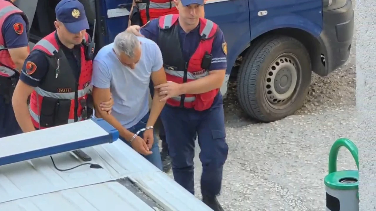 Plagosi babanë e ish-bashkëjetueses, daja i Zegjine Çaushit mbërrin në Gjykatën e Fierit, pritet të njihet me masën e sigurisë
