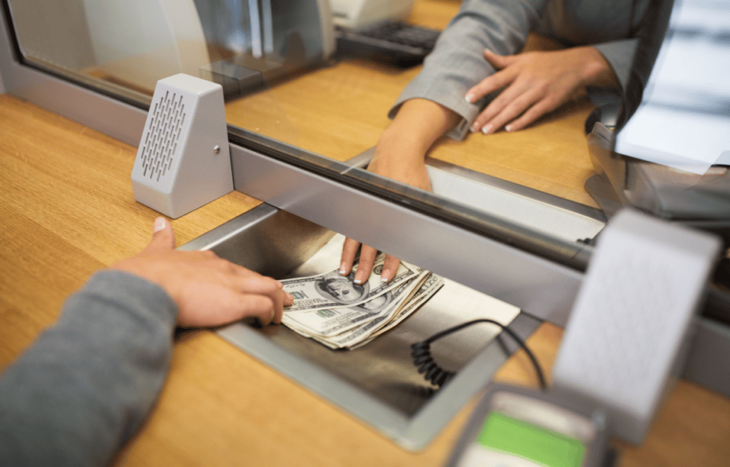 Paratë në bankë kanë ende gjini; Gratë vetëm 44% e depozituesve