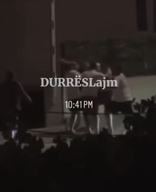 Dalin pamjet e rënda kur kamerieri 18 vjeç dhunohet nga 4 persona në Golem (VIDEO)