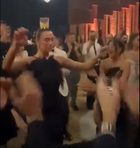 Me gotë mbi kokë, Dua Lipa e “djeg” në dasmën shqiptare (VIDEO)