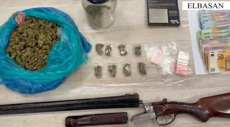 Iu kapën 1.1 kg kanabis gati për shitje, armë dhe para, në kërkim 40-vjeçari në Elbasan