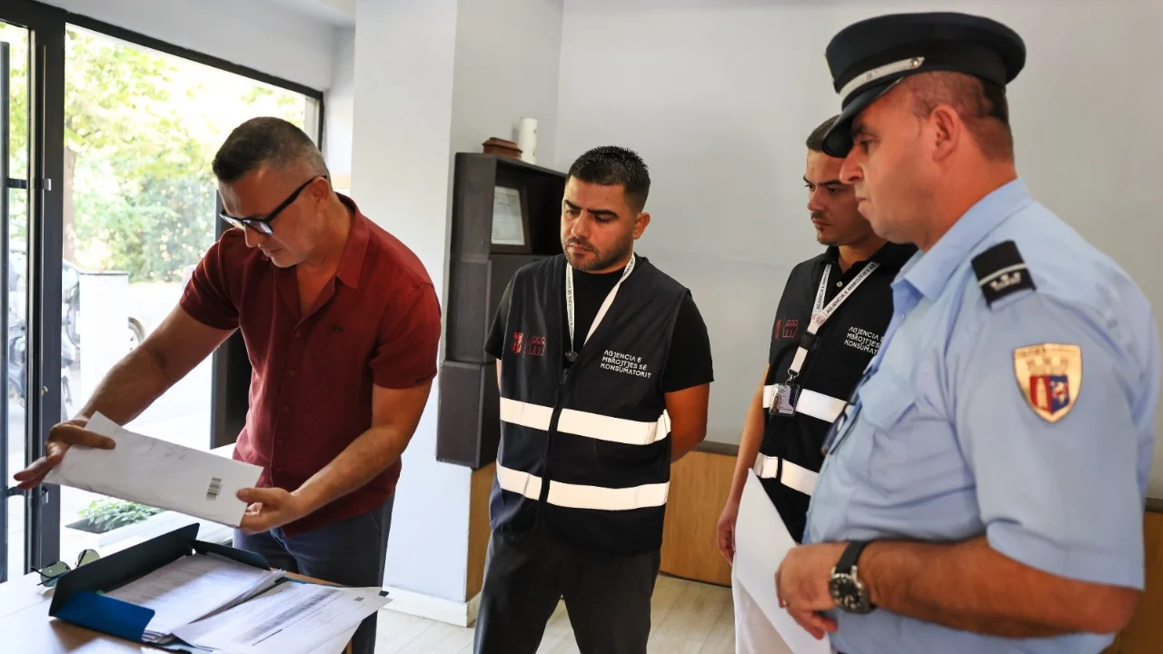 Bashkia e Tiranës kontrolle ndaj agjencive funerale, masa për reklamat dhe ekspozimin në zonat e banuara