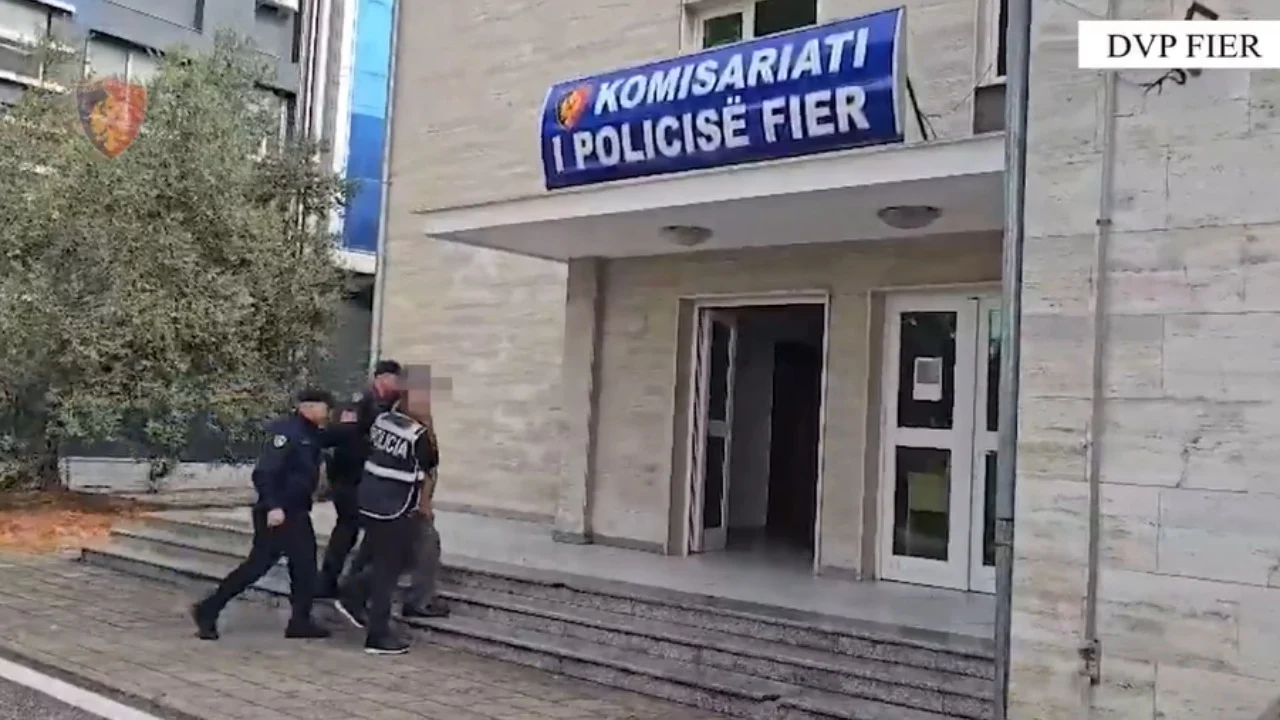 Dy operacione në Fier, 66-vjeçari kapet me automatik në banesë, “Benz”-i i sekuestruar rezulton në kërkim nga Interpol