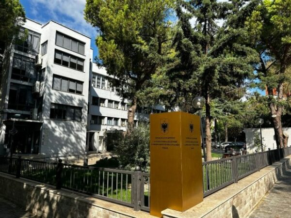 Ngërçi me pagat/ Administrata e Dhomës Civile në Gjykatën e Tiranës hyn në bojkot