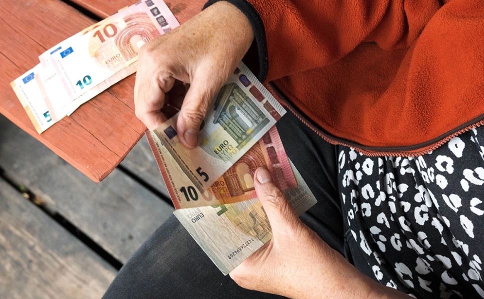 Greqia me paketë masash ekonomike! Pensionistët do marrin 400 euro shtesë çdo vit! Paga minimale 1000 euro! Rritja rrogash në sektorin publik e privat
