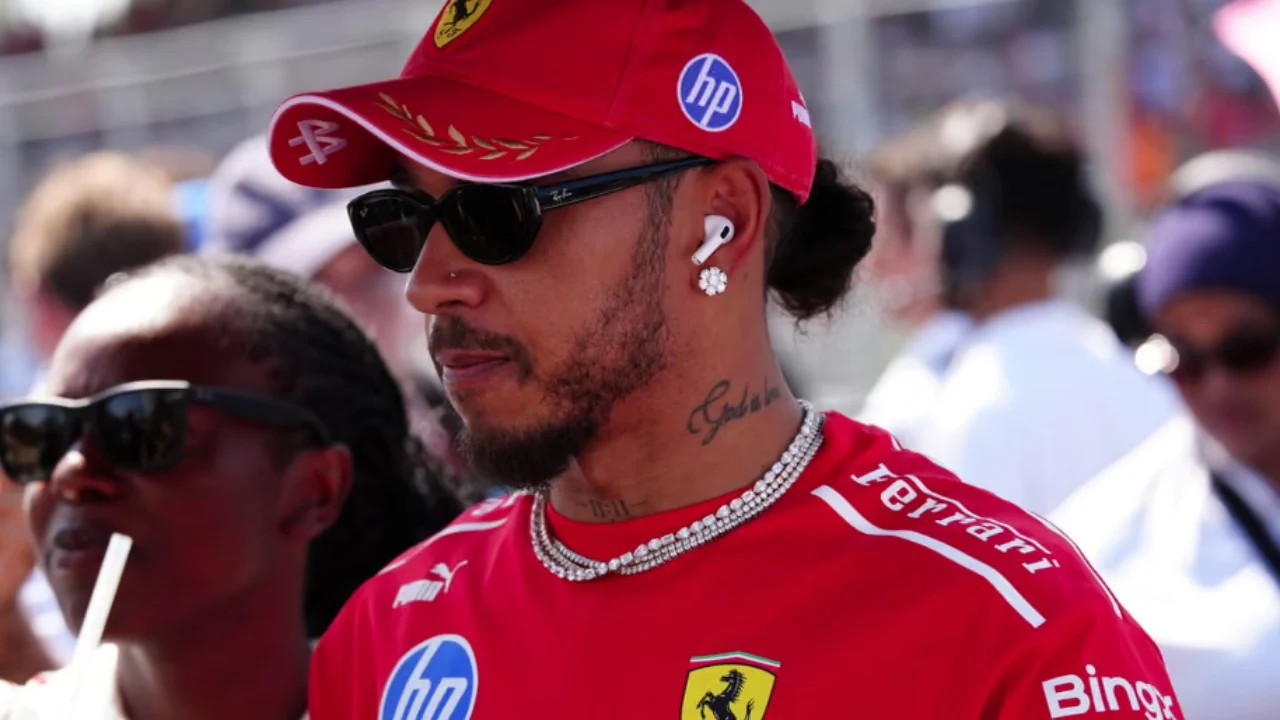 “Këtu nuk ka rregulla, s’është si te Mercedes-i”/ Hamilton ‘shpërthen’ ndaj Ferrarit dhe Leclerc: Tani kampionati për mua mbaroi