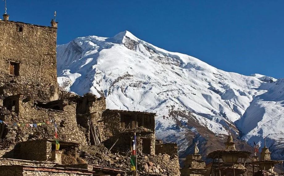 Dhjetë alpinistë të zhdukur pasi një ortek godet kampin në Himalaje
