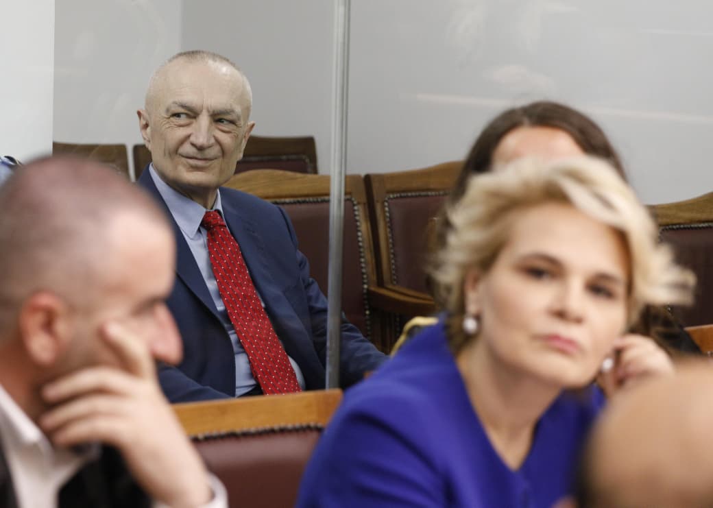 Shtyhet seanca ndaj Ilir Metës, avokatët: Jemi në bojkot! Ish-Presidentit nuk i jepet fjala në seancë