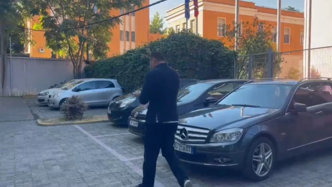 Pak orë pas kontrollit në banesën e tij, ish-drejtori i Policisë së Shtetit, Ilir Proda paraqitet në SPAK