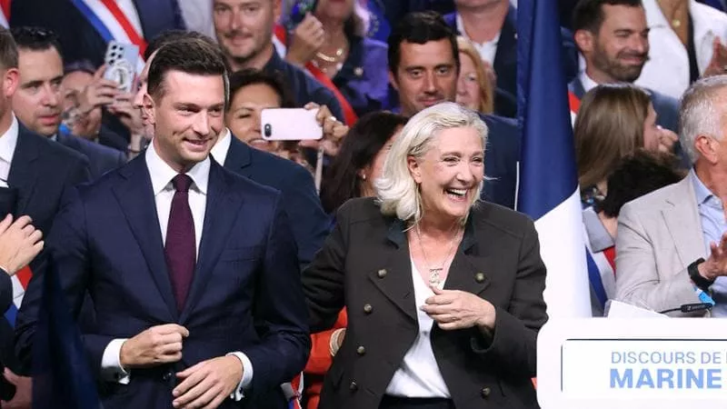 Marine Le Pen rikthehet në skenë: “Beteja e Francës” nis me sulme ndaj Macronit