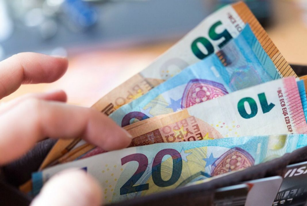 Euro vijon “rrokullisjen”, prek rekord të ri në vlerën e 91.4 lekëve