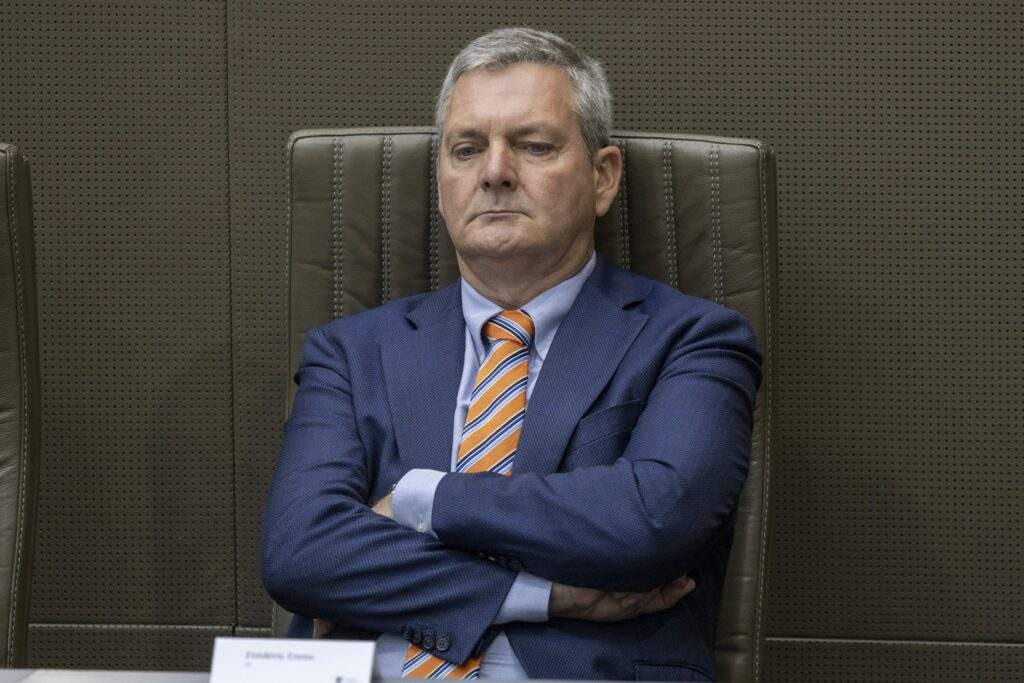 13 orë i bllokuar në tualetin e Parlamentit në Bruksel, deputeti përfundon në spital