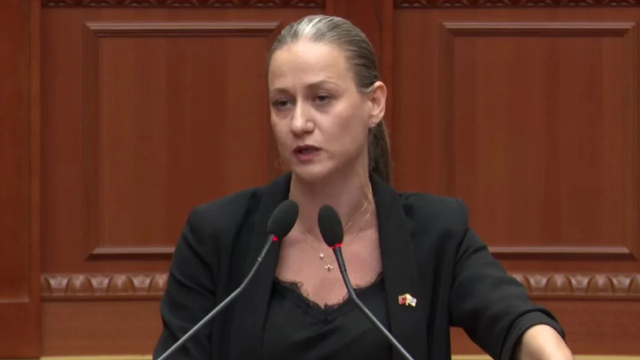 “Shtet si i juaji nuk ka më”/ Ministrja Ismaili në Kuvend: Berisha e përdorte SHIK-un për të djegur redaksi gazetash, si mund të harrohet precedenti Gazidede