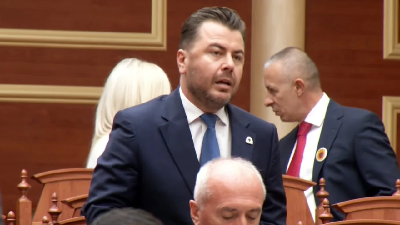 “Jeni të frikësuar nga vezët”/ Kapri për përjashtimin e Agron Shehajt: Vazhdoni të dhunoni zërin e opozitës