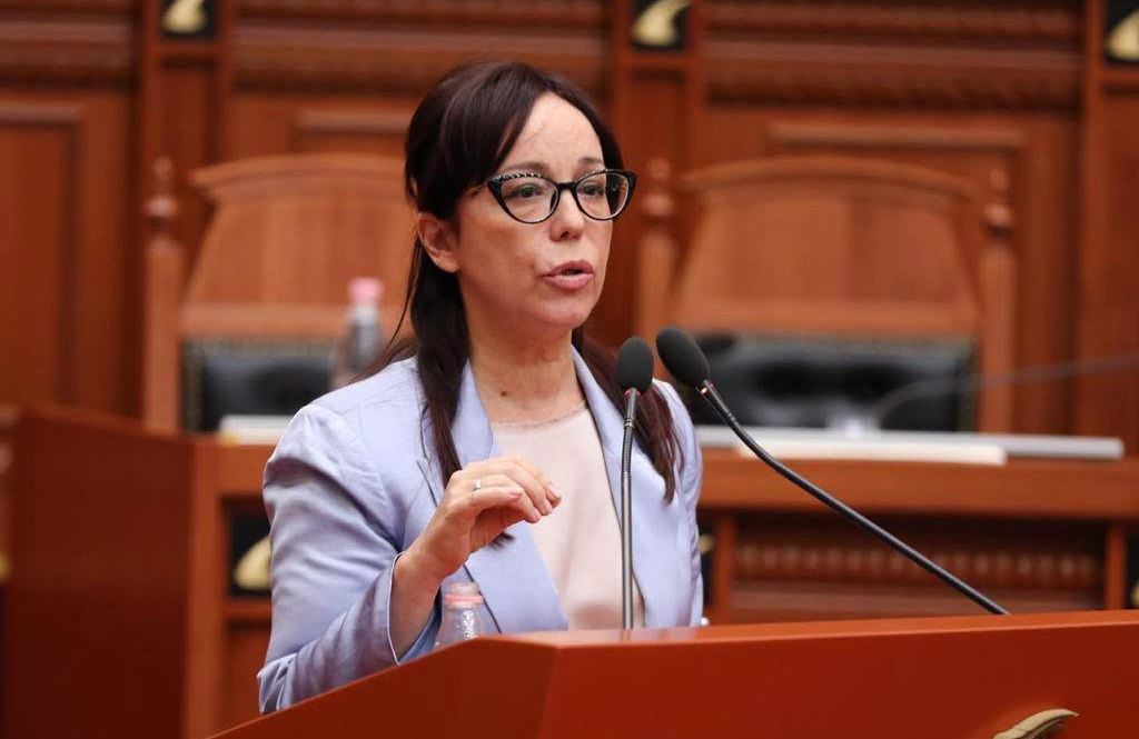 “Plagjiaturë me temën e diplomës”- PD kallëzon në SPAK ministren e Shëndetësisë, Klodiana Spahiun: Do vijojmë edhe me zyrtarë të tjerë! Nuk kemi ende përgjigjje për diplomën e Ballukut