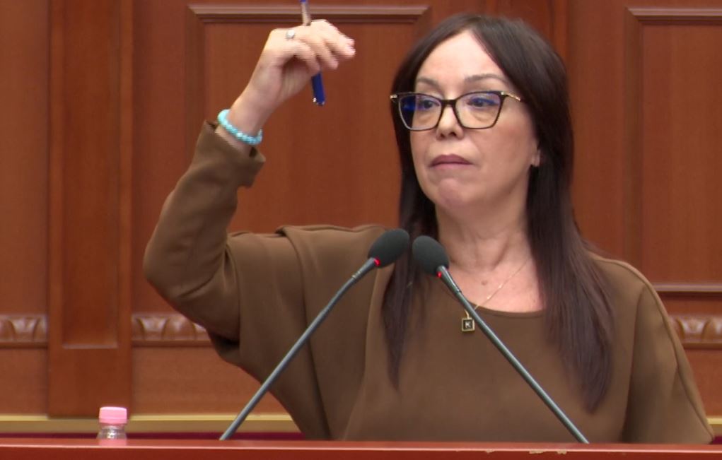 Ministrja Spahiu zotohet në Kuvend: O sjell Pet-Scanin ose do të jap dorëheqjen