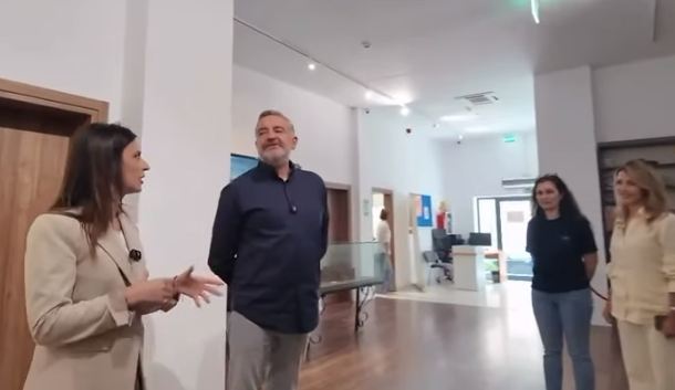 Klosi e Sako urojnë nxënësit në QKF-në e Durrësit: PISA 2025, dëshmi e progresit të vazhdueshëm në këtë qendër e gjithë Shqipërinë (VIDEO)