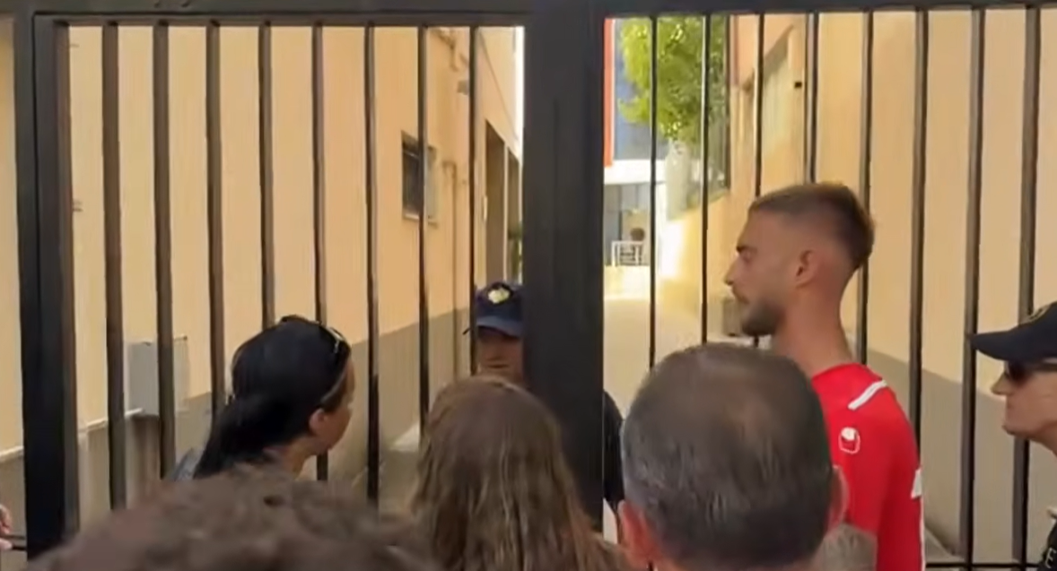 Të arrestuarit e protestës nga Policia, tubuesit shkojnë te Komisariati nr. 3: Lironi shqipet!