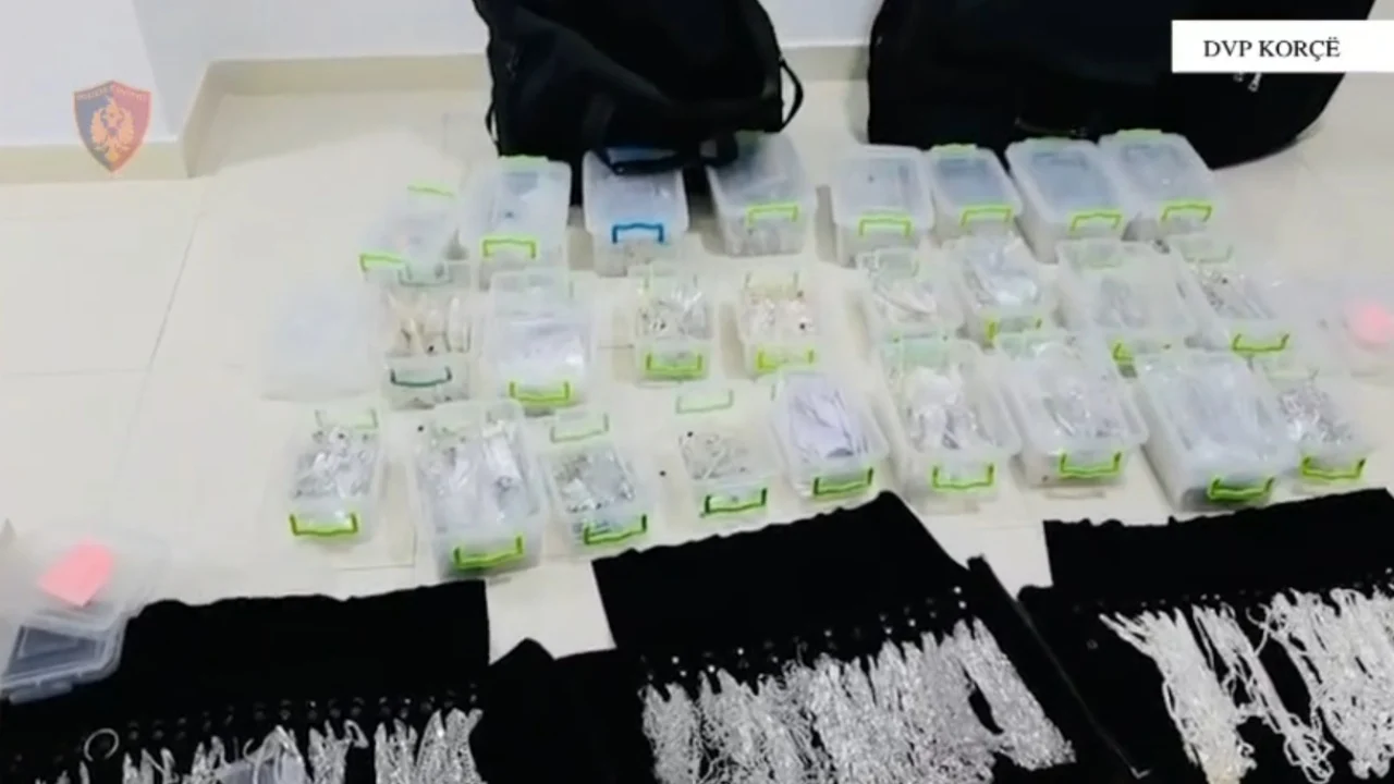 Shisnin bizhuteri argjendi të dyshuara të kontrabanduara, procedohen penalisht dy persona në Korçë, sekuestrohen 27 kg