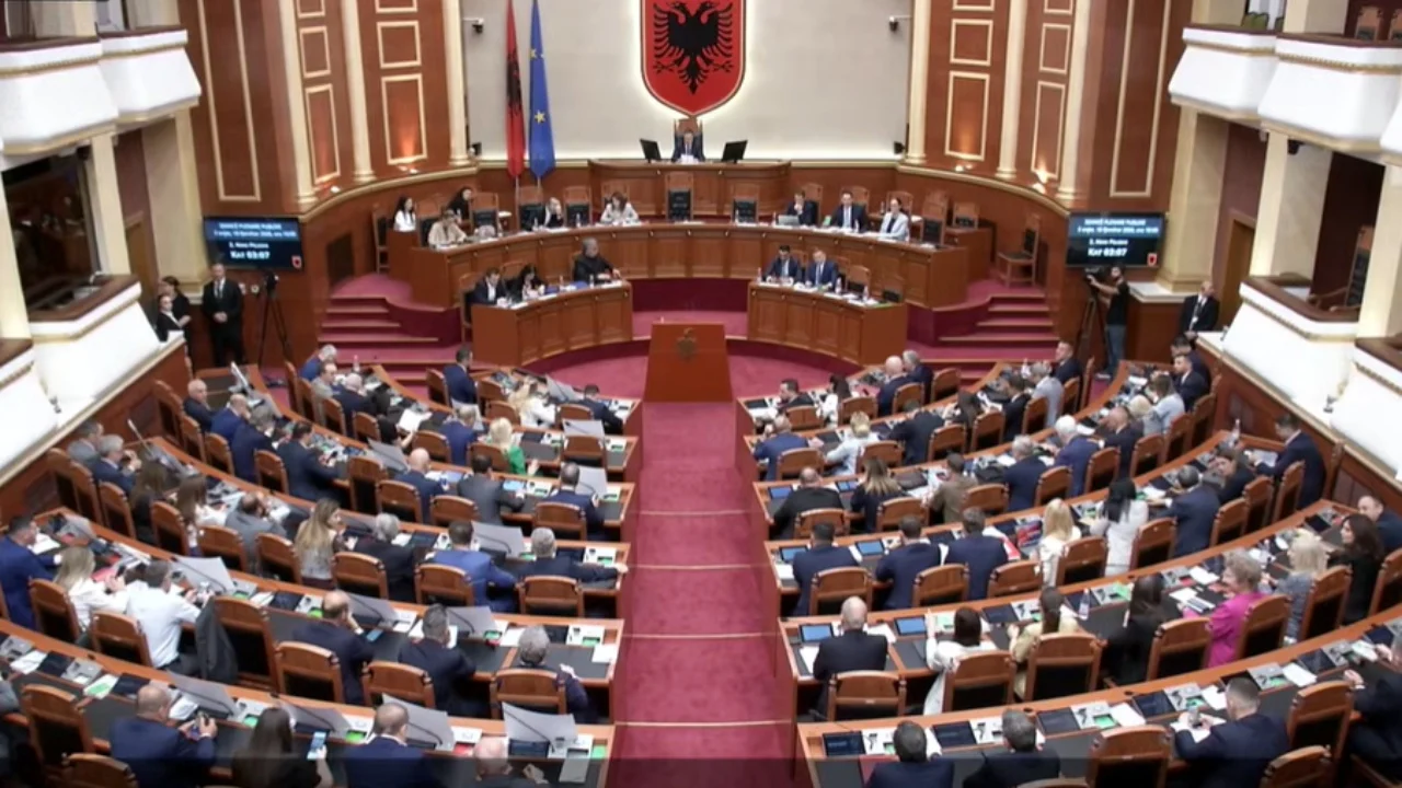 Kuvendi nis sot sesionin e ri/ Nga betimi i ministres Klodiana Spahiu te reforma territoriale, çfarë pritet në seancën e sotme