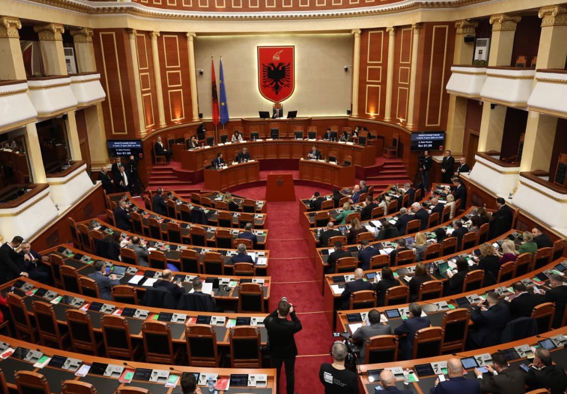 Të martën nis Parlamenti, në fokus të sesionit të ri Reforma Zgjedhore dhe Territoriale! Deputetët do të ‘priten’ nga protestuesit