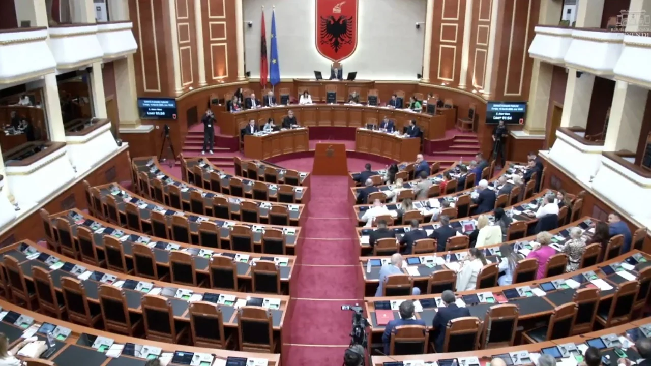 Miratohet me 84 vota ligji i mazhorancës që rrit me 2% rrogat e magjistratëve, Rama debaton me opozitën deri në orët e para të mëngjesit
