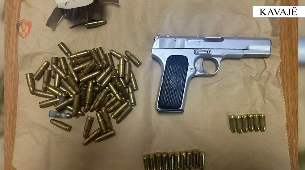 Kërcënoi me pistoletë të riun pas sherrit, arrestohet 33-vjeçari në Kavajë. Sekuestrohet arma dhe municion luftarak (VIDEO)