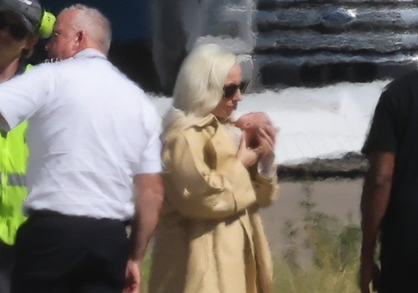 FOTO/ U bë nënë për herë të parë, Lady Gaga fotografohet me foshnjen e saj në rrugët e Los Angeles