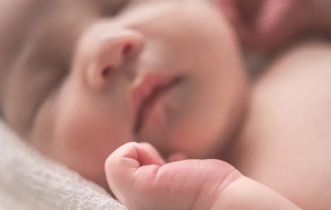Kriza demografike “zbraz” Ballkanin/ Shqipëria shënon rënien më të madhe të lindjeve në Europë