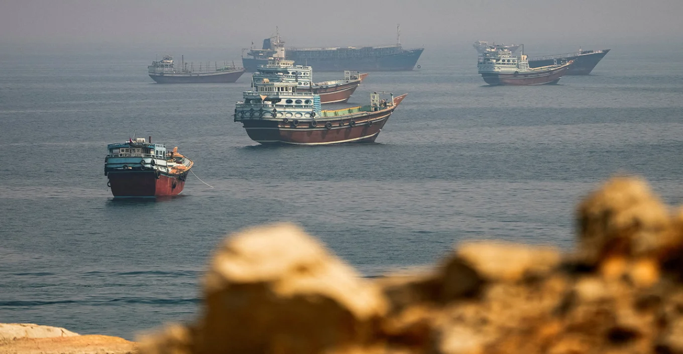 Ngushtica e Hormuzit boshatiset, vetëm 12 anije kaluan gjatë fundjavës mes tensioneve të larta dhe ngërçit SHBA-Iran
