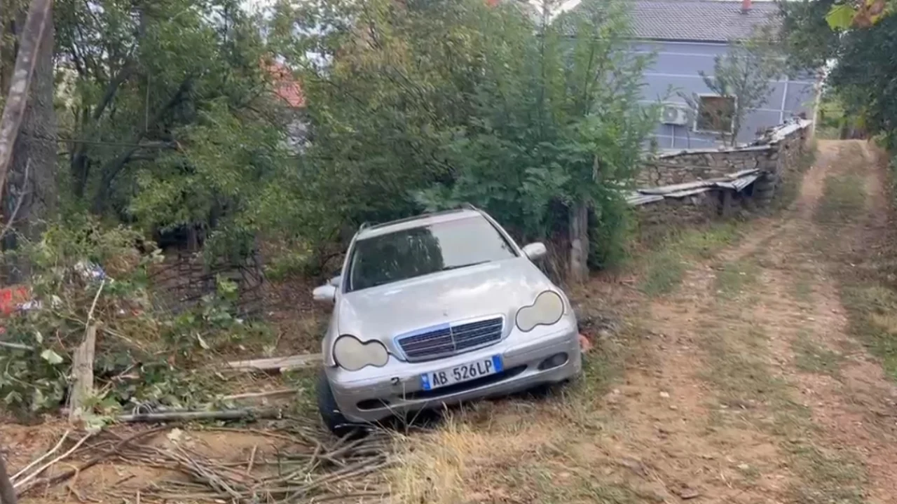 Aksident tragjik/ Po ngarkonte rrobat në bagazh, makina rrëshqet dhe e zë poshtë, humb jetën 44-vjeçari