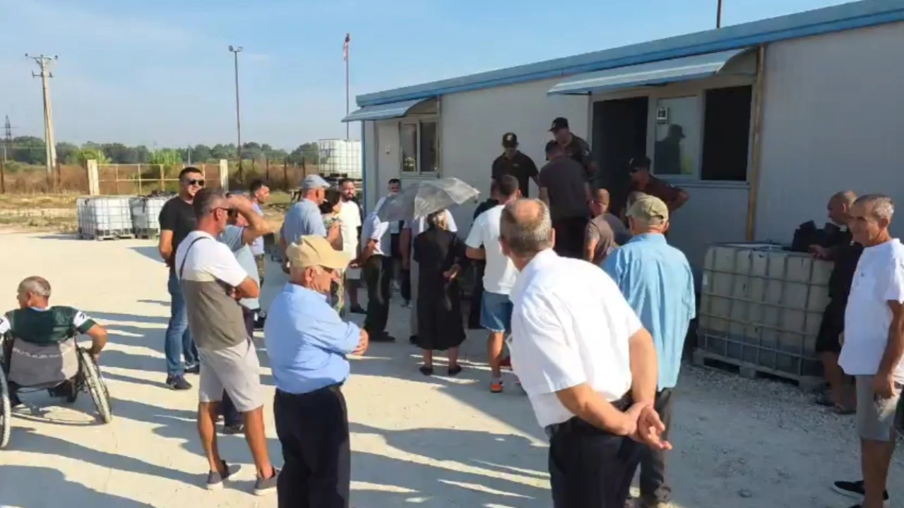 Protesta në fushën naftëmbajtëse Patos-Marinëz nis me tensione, banorët hyjnë në ambientet e Bankers Petroleum