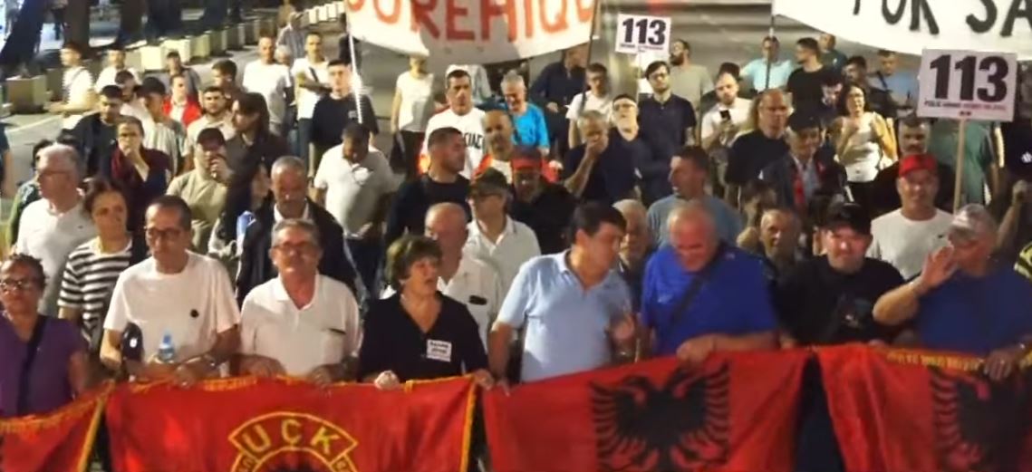 “Nuk shitet Shqipëria, shitet qeveria” – Protestuesit marshojnë drejt Kryeministrisë në ditën e 113-të