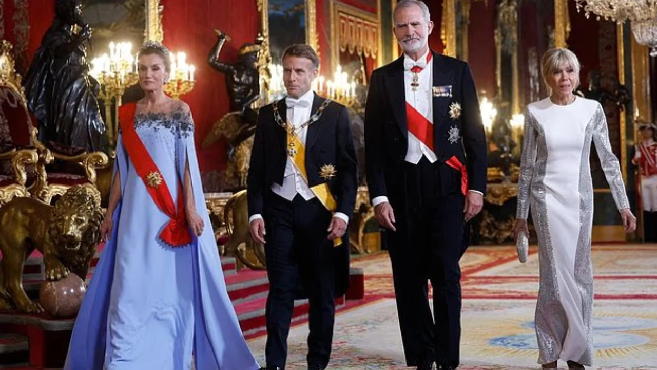 E gjithë vëmendja te Mbretëresha e Spanjës, 54-vjeçarja shfaqet elegante në darkën madhështore me Emmanuel dhe Brigitte Macron