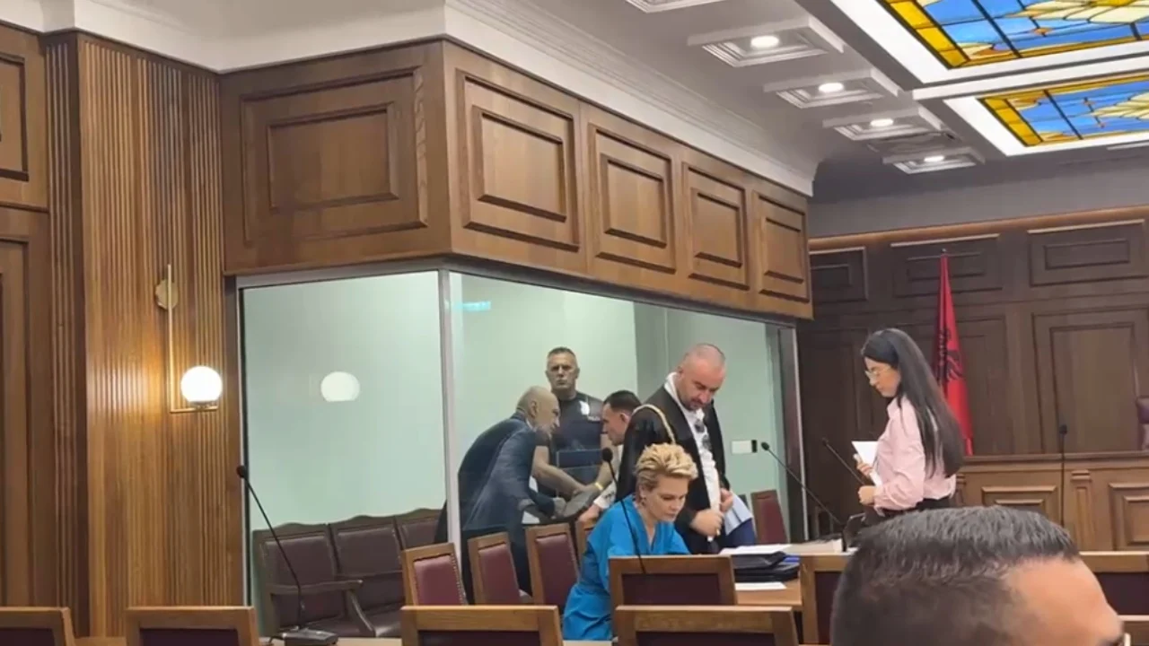 Shtyhet gjyqi për Metën dhe Kryemadhin, shkak trupa gjyqësore. Caktohet data e radhës për zhvillimin e seancës