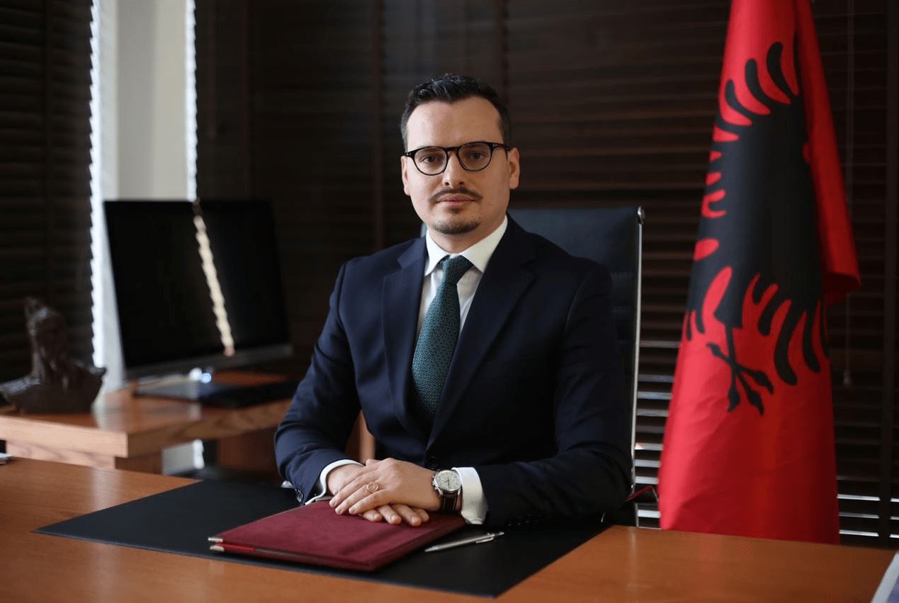 Ndryshime në kabinet, Oltjon Muzaka lëviz nga Ministria e Shëndetësisë, emërohet zëvendës i Ervin Demos te Punët e Brendshme