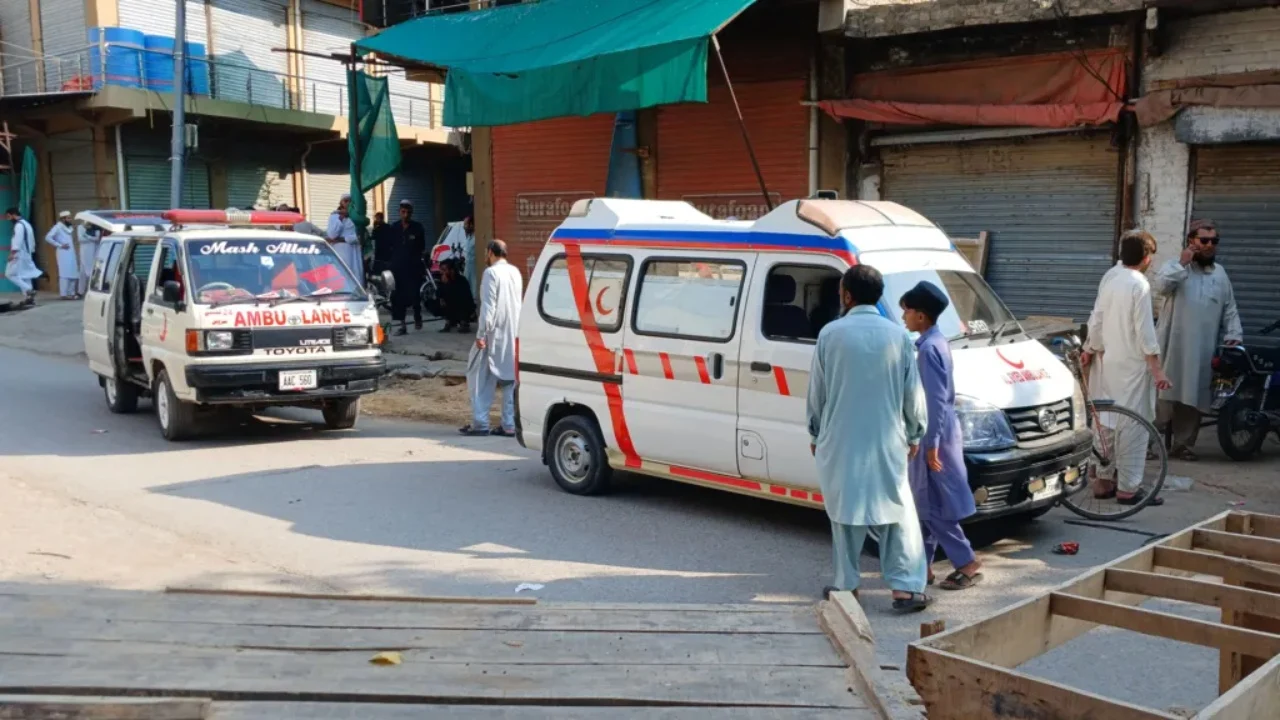 Automjeti me eksploziv përplaset me xhaminë në Pakistan, 16 të vdekur, disa oficerë policie mes viktimave