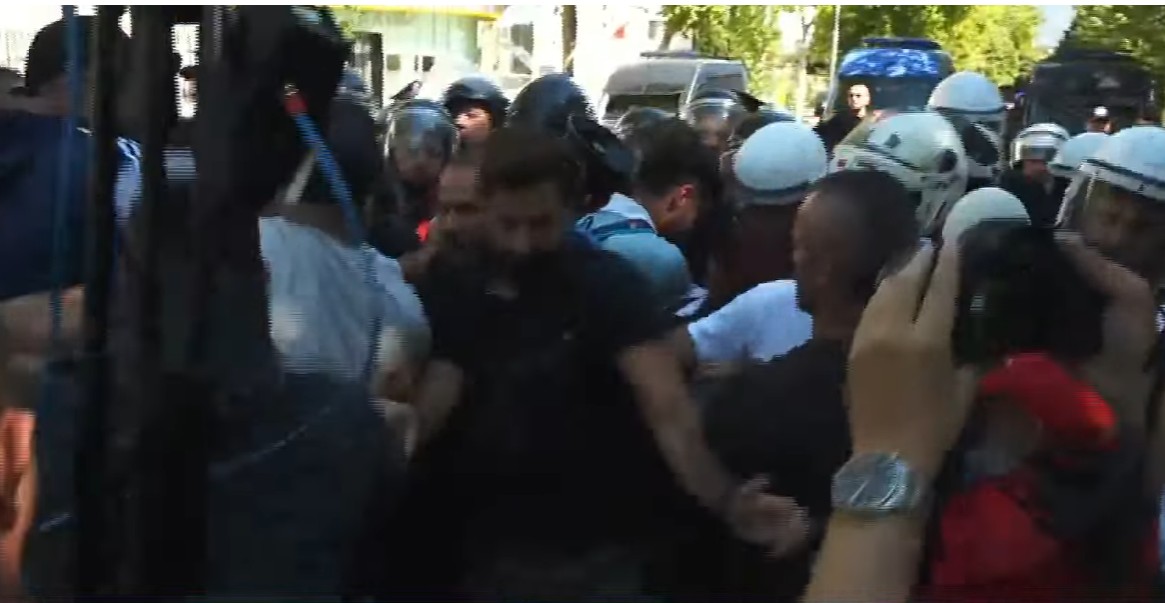 Tensionet dhe përplasjet me policinë në protestë, 17 protestues janë shoqëruar në komisariate